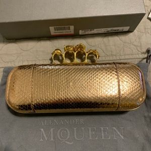 Alexander McQueen Skull Knuckle Clutch Rosegold